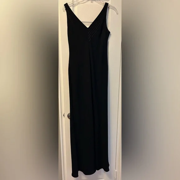 Jones New York Evening gown with bugle bead neckline. - Picture 3 of 3